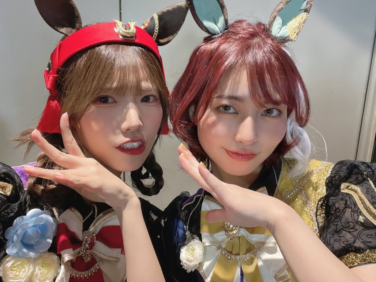 konohiyori's tweet photo. #ウマ娘5th大阪D2
#ウマ娘5thツアー
#なんでやねんウマ娘
思い出の写真を呟かせてください！✨
美里ちゃん、さくちゃんと！💛💙
のびのびとノーリーズンに成れたのも、2人のおかげです！シャドウをプレゼントしたら当日つけてくれて胸いっぱいでした🫶
3色並ぶと信号だね〜！って笑いました😂 https://t.co/cOBraStAHg