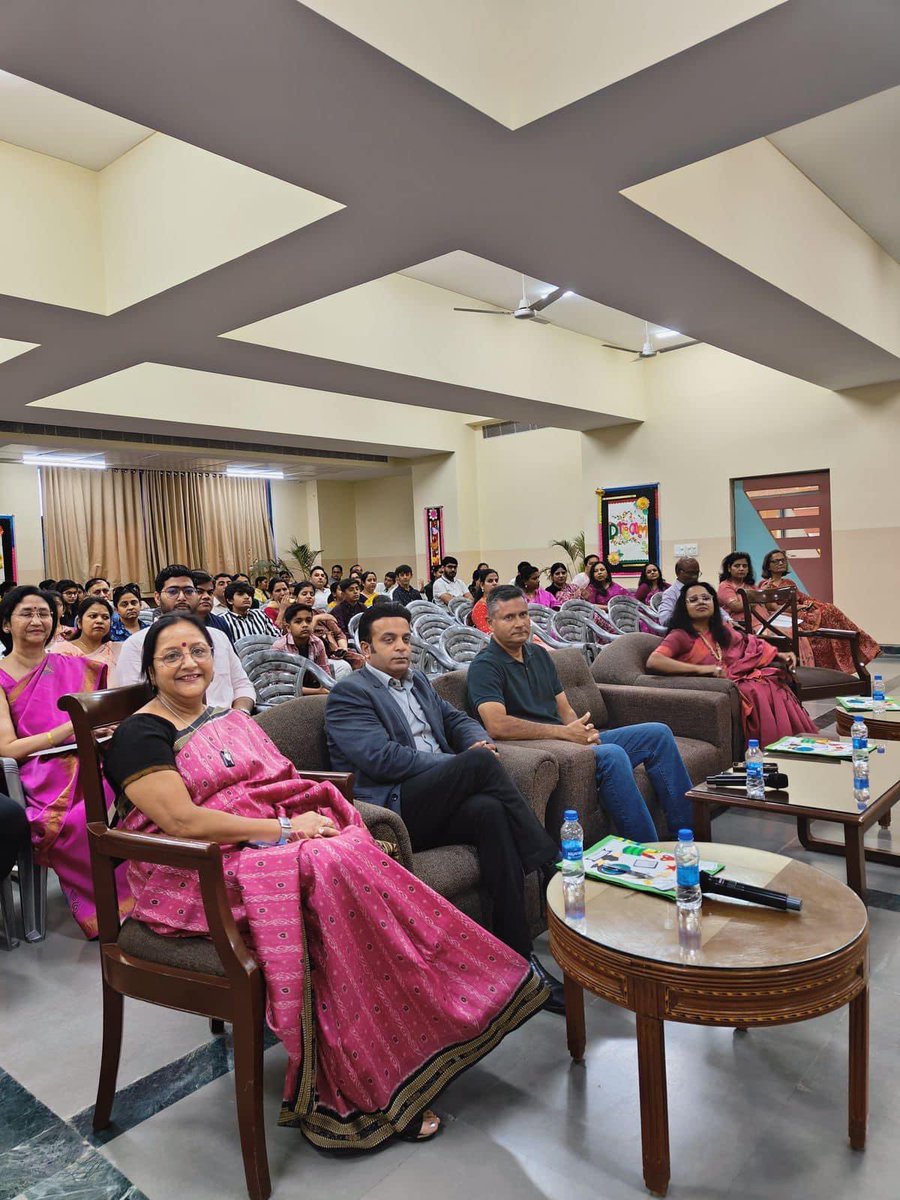 DPSJaipur's tweet photo. DPS Jaipur organized an orientation programme for the students moving from grade VIII to IX. Dr. Richa Prakash Ghosh, the Principal felicitated Mr. Zeeshan Ali, a revered National and Davis Cup Coach of India, who boasts a stellar career as a player and coach.
#dpsjaipur #djta https://t.co/lCjvxbXhfe