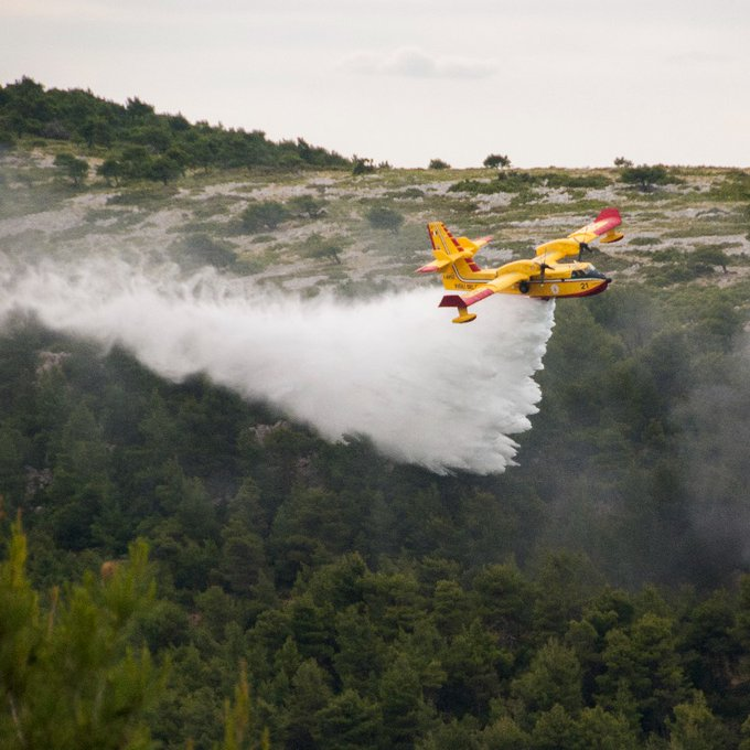 proteccioncivil's tweet photo. La UE aporta 600 M€ para reforzar la capacidad #rescEU 
@eu_echo @interiorgob @mitecogob 

✅Financiará la compra de 12 nuevos hidroaviones de extinción de incendios para aumentar la capacidad aérea  

✅España 🇪🇸albergará dos DCH-515

✅Para combatir incendios en toda la UE https://t.co/LVlF0ULaVE