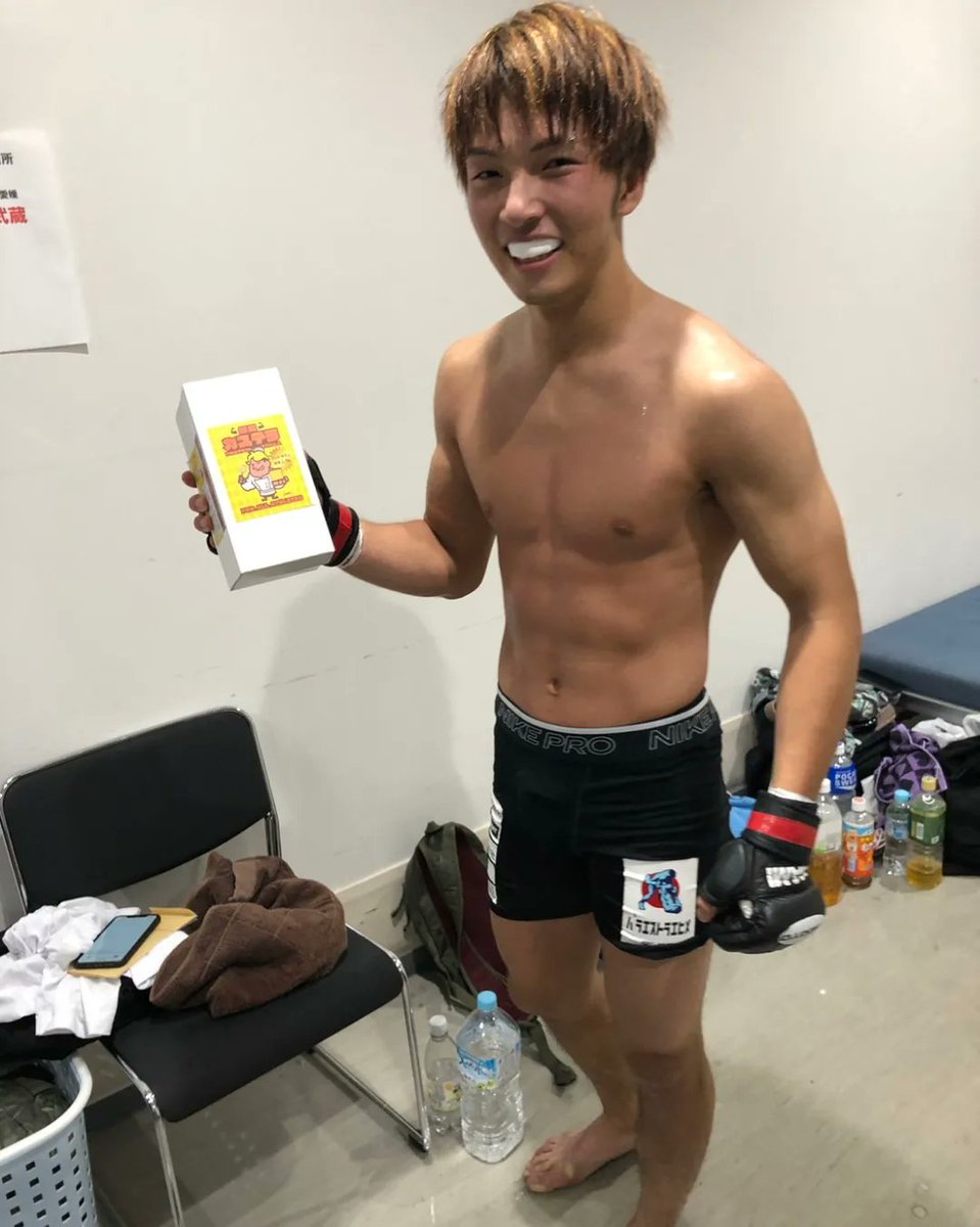 shisochin's tweet photo. 先日(3/24)香川県でプロ修斗3戦目を勝利した矢野武蔵選手が勝利報告をかねてお土産を持って訪ねて来てくれました。
今回は、タイミングが合わず現地応援できなかったのに律儀な男です。
武蔵選手 勝利おめでとう
そして、ありがとう
#矢野武蔵
#パラエストラ愛媛
#修斗
#MMA
#roadtoufc
#force19 https://t.co/QJQfbxZZHI
