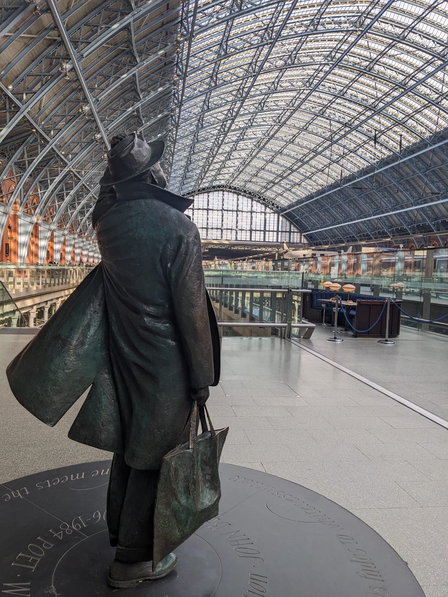 Pete has touched down in London and he's stumbled upon this amazing statue of poet Sir John Betjeman at St. Pancras Station! 💂‍♂️🚆