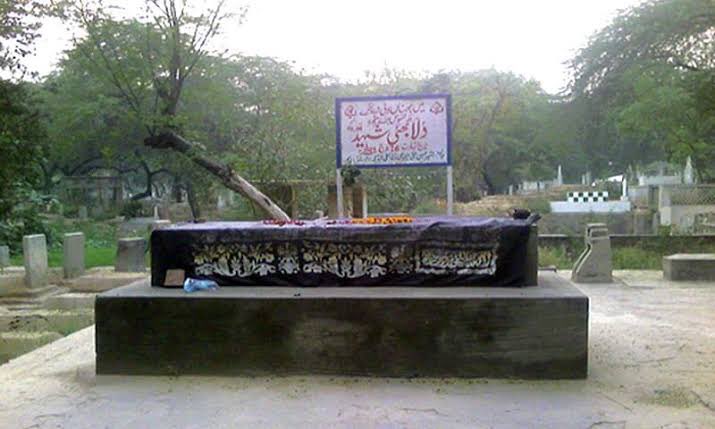NkWarraich's tweet photo. The Murder of Punjabi History 
26 March - Dhulla Bhatti Martyrs Day

Dhulla Bhatti, known as the Robin Hood of Punjab, hailed from a family of Shaheeds. His grandfather, Sandal Bhatti, and father, Farid Bhatti, fought against the Mighty Mughals and were executed by them. Dhulla Bhatti initiated a legendary rebellion against Akbar, the mightiest Mughal emperor, songs of which have been sung for centuries, especially on Lohri 🔥.

Despite his significant role in Punjab's history, Dhulla Bhatti's name is conspicuously absent from textbooks. While a chowk in Lahore bears his name and a statue stands in Pindi Bhattian, he was buried in Miani Sahib Graveyard in Lahore with no special significance.

Just like many other sons of the soil, the true heroes of the land, Dhulla Bhatti's legacy remains overlooked in official records.

#BorderPaarPunjab