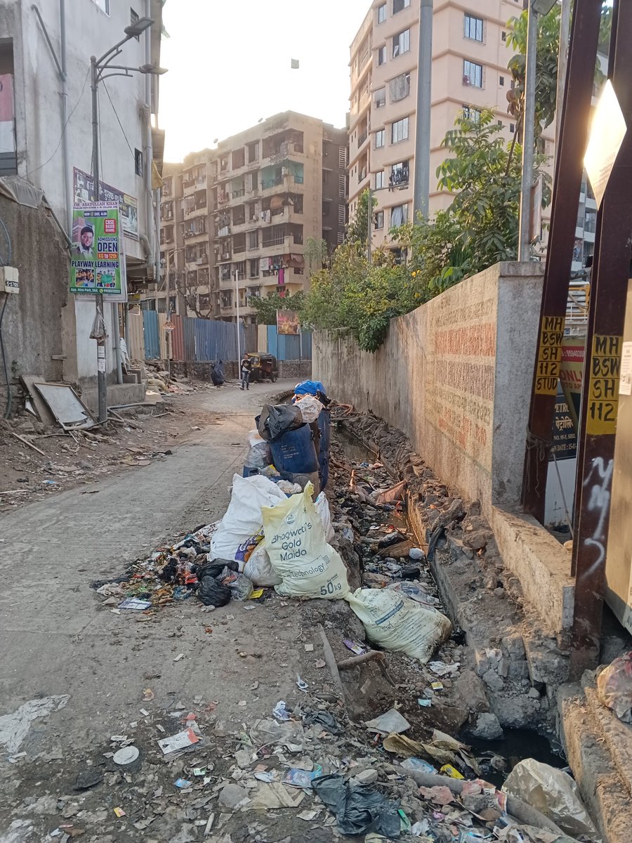ImranCh90299's tweet photo. @TMCaTweetAway sir this is the location from shil mahape rd, daimond compound, 10 building garbage are being dump in start of entrence due garbage vehicle not coming or small vehicle been send https://t.co/Cf9wi0dU85
