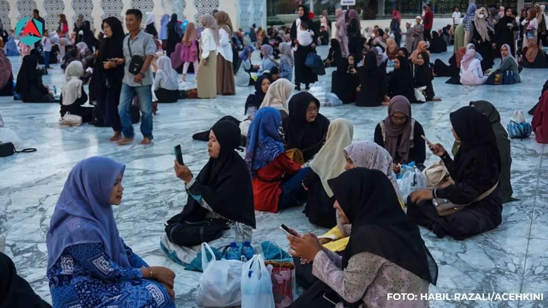 acehkini's tweet photo. Menjelang waktu berbuka puasa, Masjid Raya Baiturrahman di Kota Banda Aceh ramai dikunjungi warga. Mereka datang bersama kelompok masing-masing untuk berbuka puasa bersama di halaman masjid ikonik Serambi Makkah ini. #acehkini #RamadandiAceh
https://t.co/5lyACzMRNb https://t.co/qylRlMMzNj