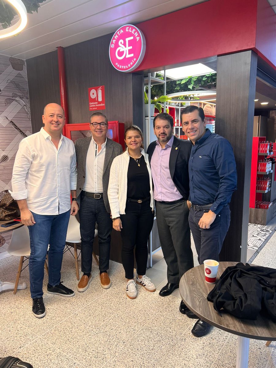 Con mis compañeros senadores cordobeses, listos para viajar ✈️ a la capital del país a sesiones plenarias. 
¡A cumplir con el deber! 🇨🇴💪🏻 <a href="/SenadoGovCo/">Senado de la República 🇨🇴</a>