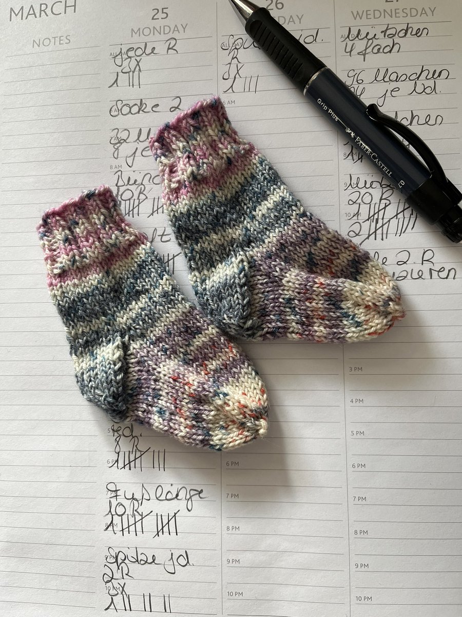 Die Söckchen für Baby Finley sind fertig.
#stricken #strickenfürsbaby #sockenstricken #knitting #knittingforbaby #knittedsocks