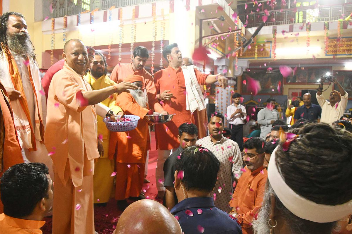 शांति, सद्भाव, समता और सौहार्द के महापर्व होली के शुभ अवसर पर @GorakhnathMndr, गोरखपुर में आयोजित होली मिलन समारोह में सम्मिलित हुआ। प्रभु श्री राम आप सभी पर अपना स्नेहाशीष बनाए रखें, यही प्रार्थना है।