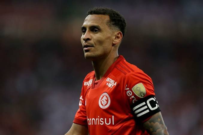 QGdoInter's tweet photo. Alguns líderes do elenco fizeram fortes cobranças aos outros jogadores no vestiário após a eliminação de ontem (25).

Alan Patrick e Rochet foram os  principais responsáveis por cobrar Maurício e Robert Renan pelos erros da partida.

📰 | @fabriciocpovo - @InternacionalCP 
📸 | Getty Images / Ricardo Duarte