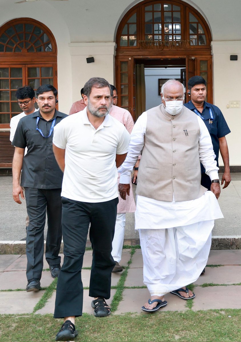 एक्सक्लूसिव इंफो....

* लोकसभा चुनाव के कैंपेन के लिए कांग्रेस का मेगा प्लैन।

* अप्रैल के पहले हफ्ते से शुरू होगा कांग्रेस के तीनों बड़े नेताओं का चुनावी अभियान।

* कांग्रेस अध्यक्ष मल्लिकार्जुन खड़गे, राहुल गांधी और प्रियंका गांधी करेगी बड़ी चुनावी सभा।

* पहले चरण के लगभग सभी