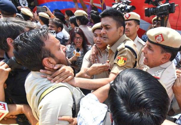 दिल्ली में आप कार्यकर्ताओं का प्रदर्शन कवरेज के दौरान पत्रकारों से दिल्ली पुलिस की हाथापाई आल इंडियन रिपोर्टर्स एसोसिएशन आईरा प्रेस क्लब दिल्ली पुलिस के इस कृत्य की निंदा करता है <a href="/DElHIPOlce/">Delhi Police</a>  <a href="/PressCouncil_IN/">Press Council of India</a>  <a href="/PMOIndia/">PMO India</a> <a href="/ianuragthakur/">Anurag Thakur</a> <a href="/AmitShah/">Amit Shah</a>