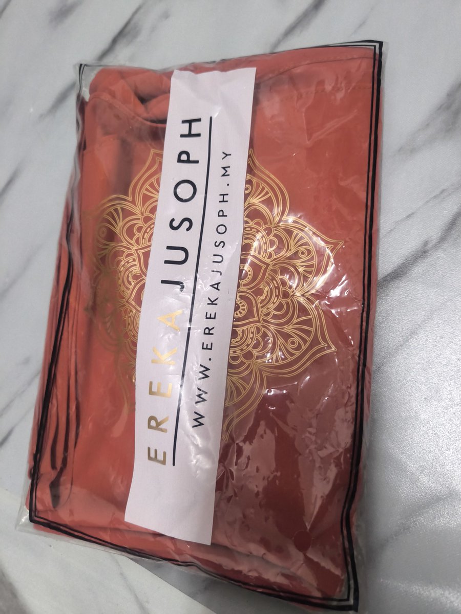 cnahusna's tweet photo. Hiiii! Anyone want to buy this shawl for RM35 incl postage🥺

Brand: Erekajusoph
Colour: Daring Darling (Brick Orange)
Material: Premium Chiffon Luxe
Reason to sell: The colour did not match my Raya kurung

Hit me up if interested. Thank you so much!!!! https://t.co/kzql8d4p6z