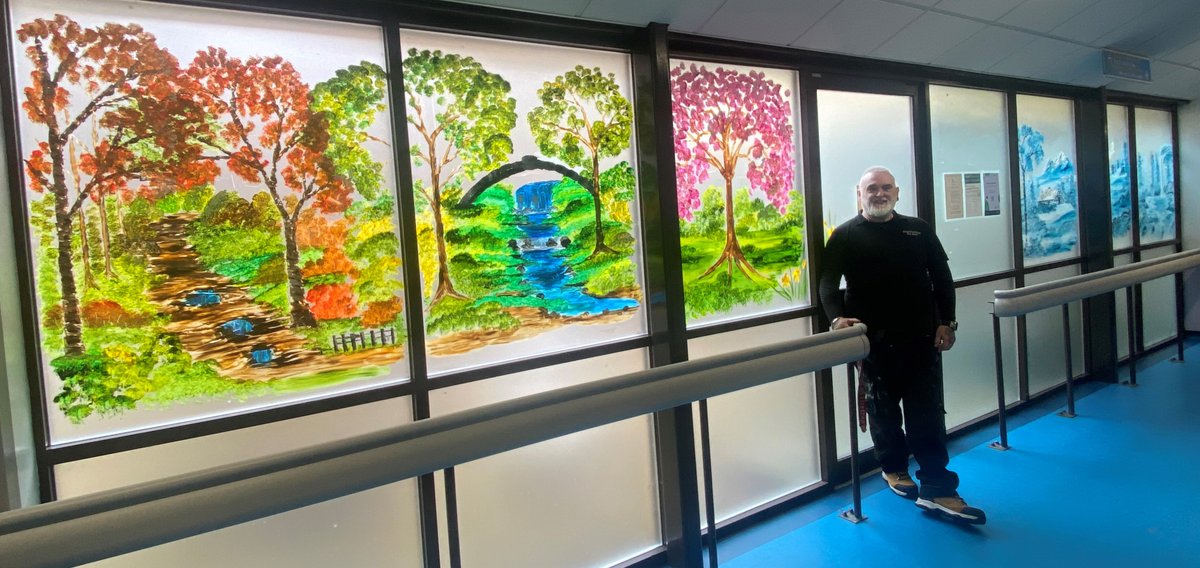 🎨 A kind-hearted artist has brightened up a Morriston Hospital corridor for free. 🖌️ 👇 sbuhb.nhs.wales/news/swansea-b…