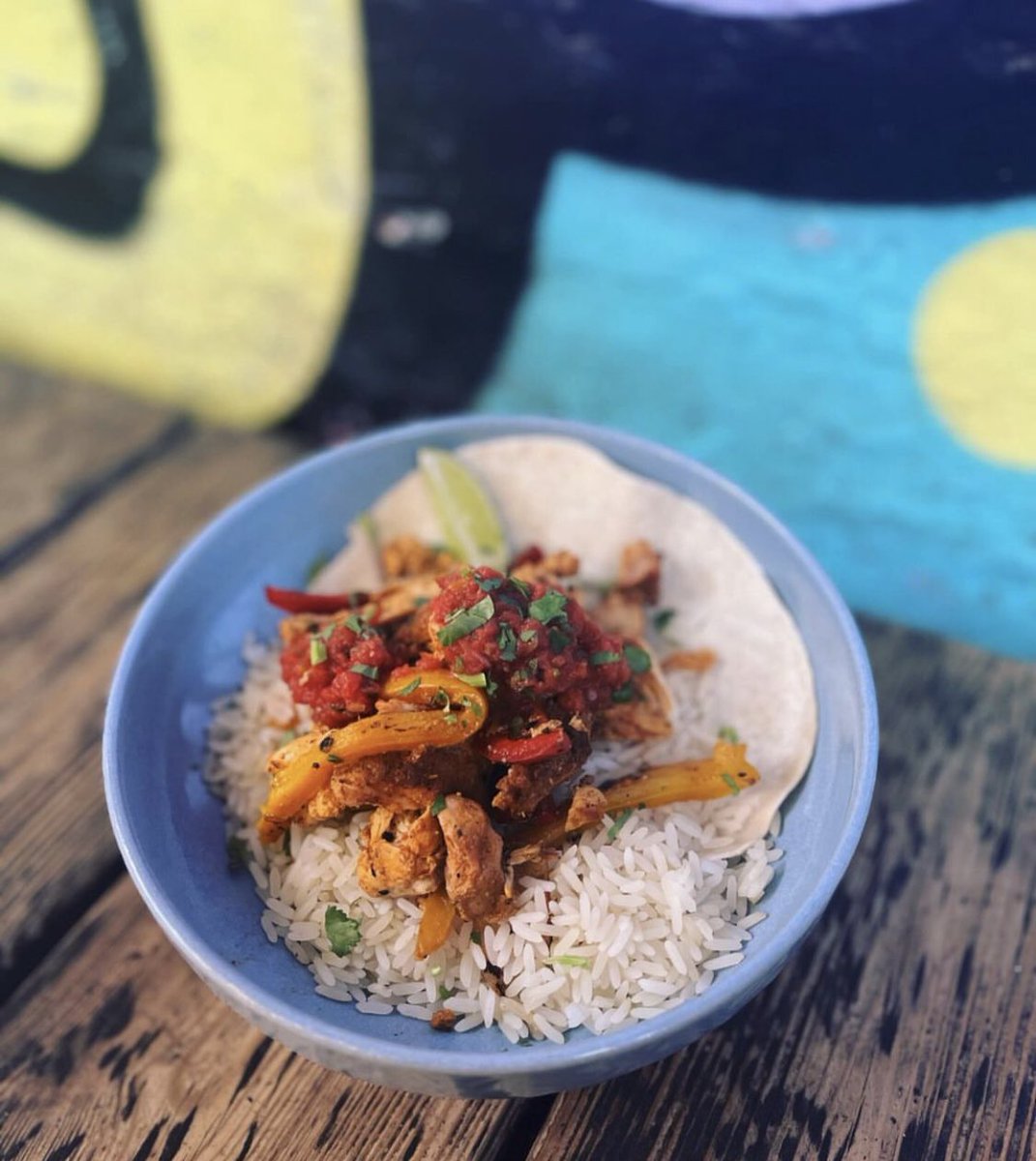 Tonight’s free food 🥘 Chicken fajitas rice bowl topped with fresh salsa. Or Black bean and pepper fajita rice bowl (ve) You know the drill. Spend £7 on anything at the bar and get a bowl of hot food for free! Available between 7-9pm.