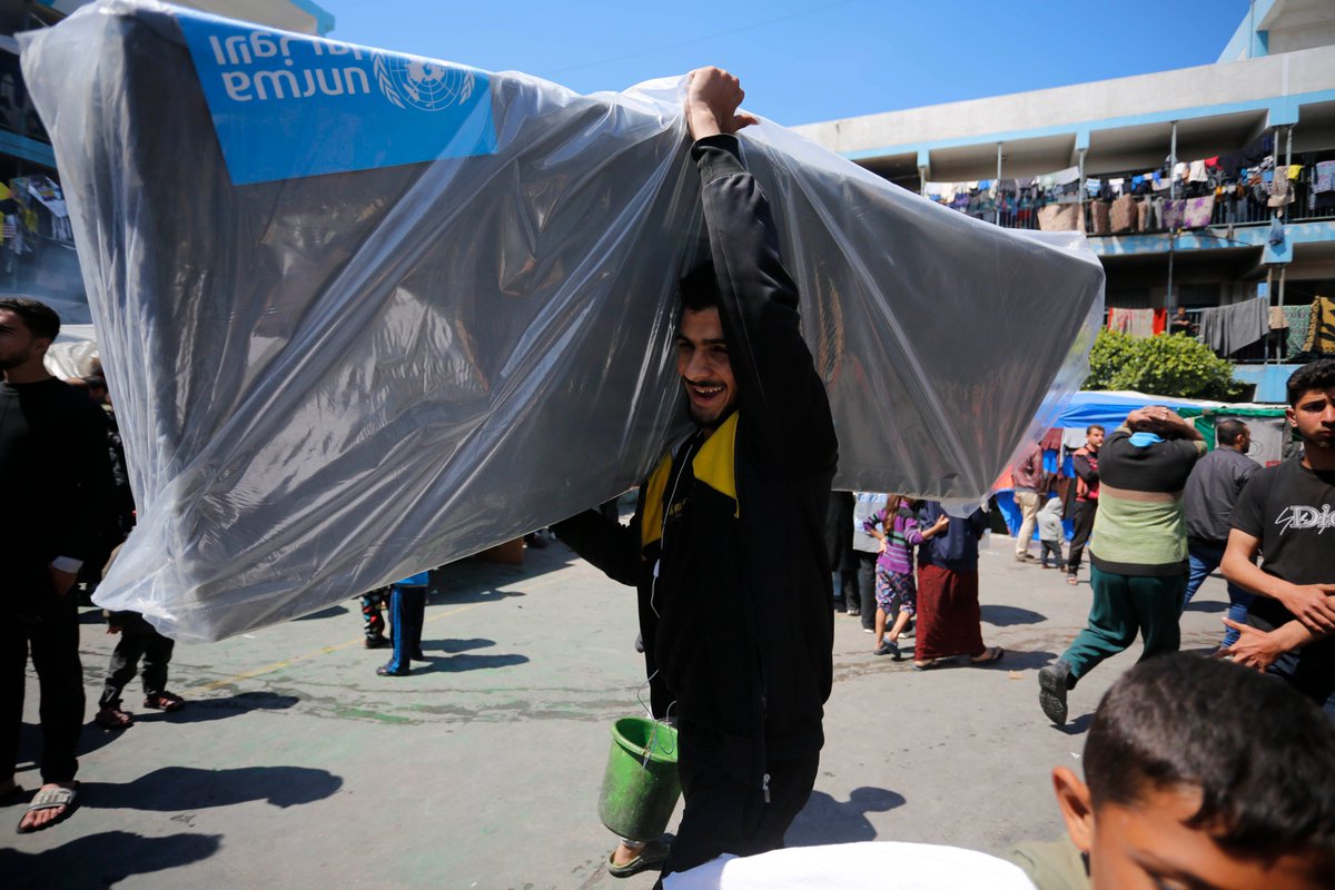 Hundreds of thousands of people in #Gaza are displaced, many of them multiple times. They rely on humanitarian aid for the basics. In partnership with 🇪🇺 @eu_echo, @UNRWA keeps providing essential items including mattresses & blankets to vulnerable families in the #GazaStrip 📍