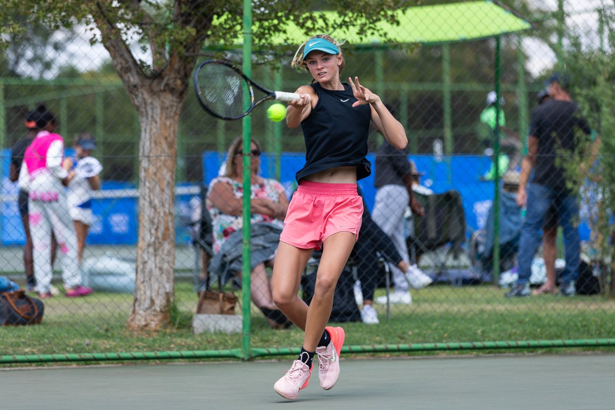 Milan Swanepoel is the girls under-14 singles champion! 🏆 Swanepoel defeated Jesse de Villiers 6-3, 6-0 to claim the @AmericanExpress Junior National Championships trophy. Well done, Milan! 👏 Tennis is better #WithAmex!