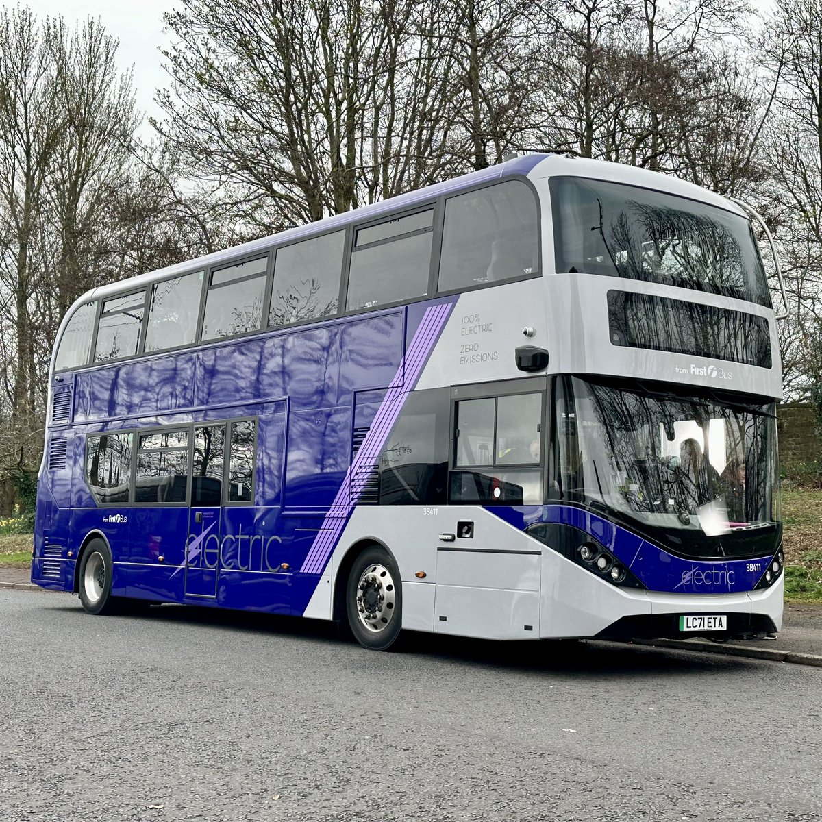 Glasgow's 38411 LC71ETA now sporting the purple electric bus livery. 🚌⚡️

#glasgow #bus #buses #zeroemissions