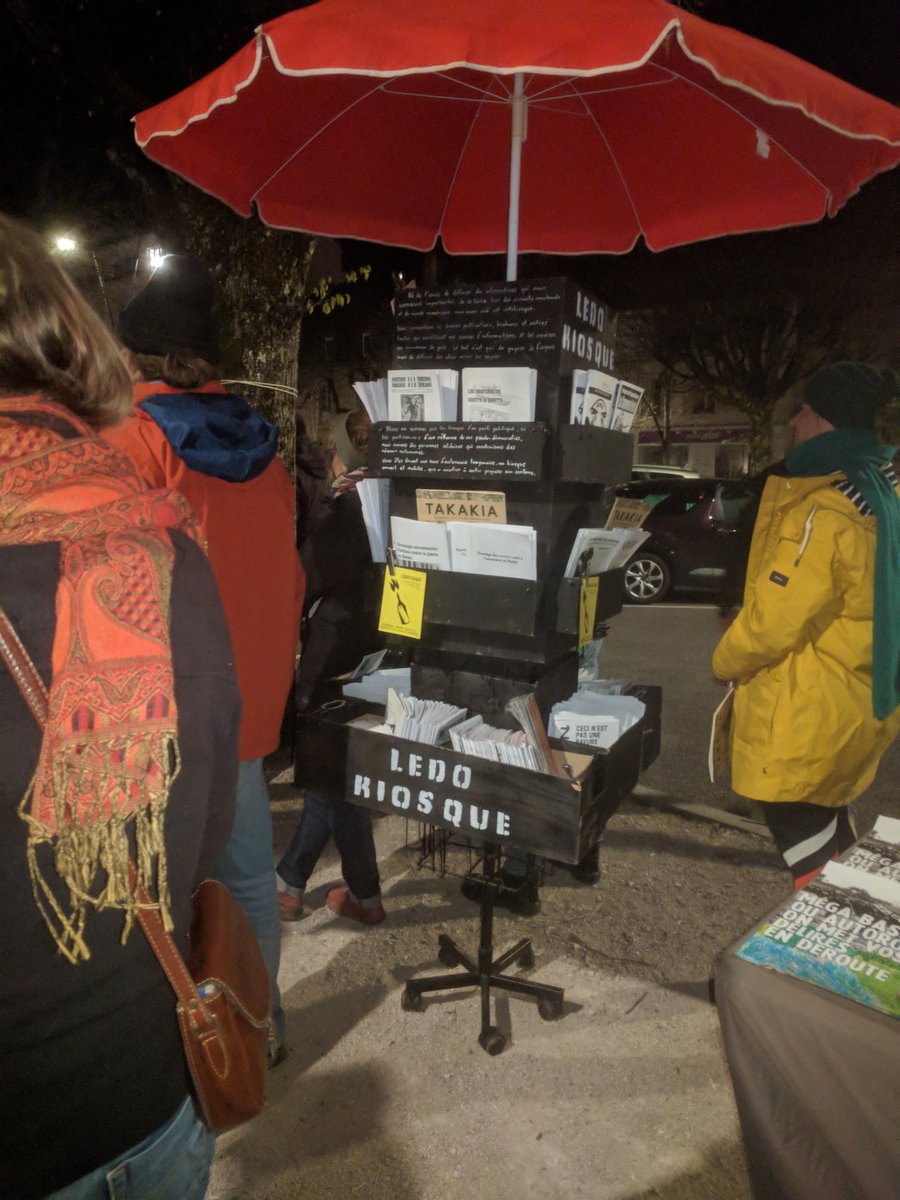 Hier soir à Lons-le-Saunier, nous étions une quarantaine de militant.e.s #ecologistes pour fêter les 1an de #SteSoline 
Lutter contre l'accaparement de l'#eau, remettre les #citoyens au coeur de la décision publique et manger des gâteaux au son de la Chorale, c'est le sujet!