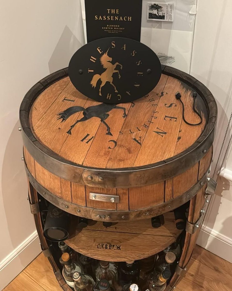 Look at the wonderful work of @oakandblack 🤩👏 So great to see Sam Heughan’s custom Barrel Bar being so well used! We love the @sassenachspirits logo! 🥃 @SamHeughan #OakAndBlack #BarrelBar #Edinburgh