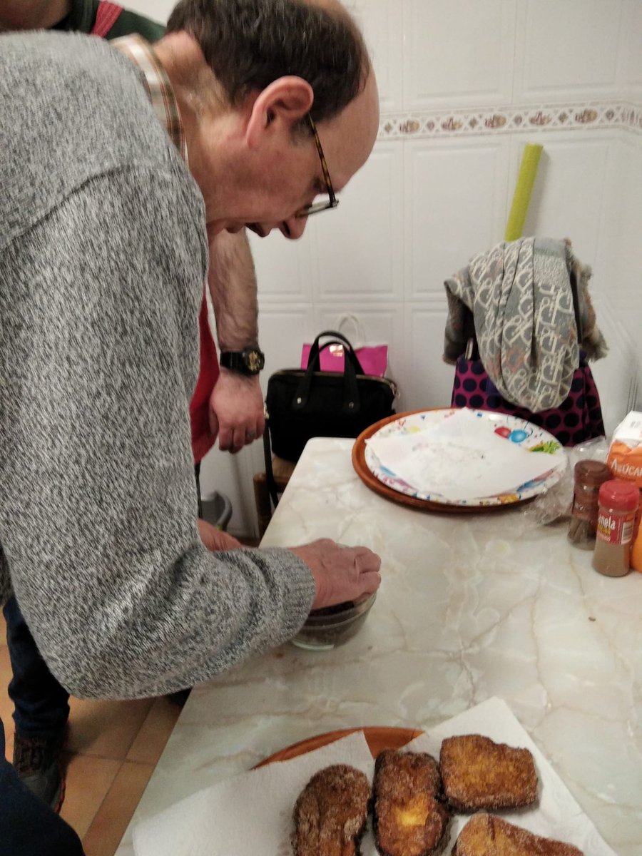 Un postre que, sin duda, no puede faltar en nuestra mesa, y que acompaña con esta temporada del año, son las conocidas y deliciosas <a href="/torrijas/">adrian</a>. Esta mañana  sido un taller muy divertido y colaborativo, gracias a las cocineras, Antonia, Mª Carmen y Luz #afaenpal #almansa