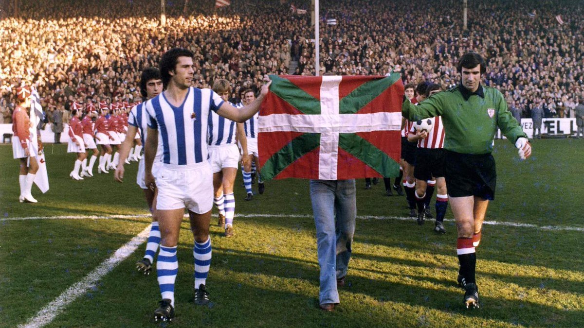 🔴⚪️🟢 December, 1976... José Antonio de la Hoz Uranga of Real Sociedad snuck the banned Ikurriña, flag of the Basque Country, in to the Basque Derby. It was carried on to the field by captains Inaxio Kortabarria and José Ángel Iribar. The Ikurriña was then legalised on the…