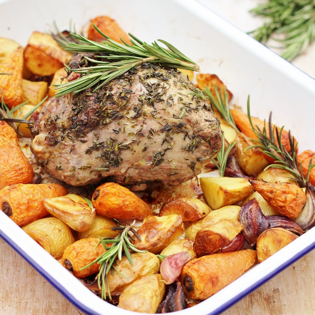 easypeasyfoodie's tweet photo. Fancy an easy peasy roast lamb dinner that’s ready in under an hour and only uses one pan? Then you have to try this delicious Herb Crusted Lamb Mini Roast Traybake - perfect for Easter lunch, Sunday lun... https://t.co/gOTQY2cKG5
#lamb #roastlamb #easter #easter2018 #easterlamb https://t.co/D93SNkNcbK