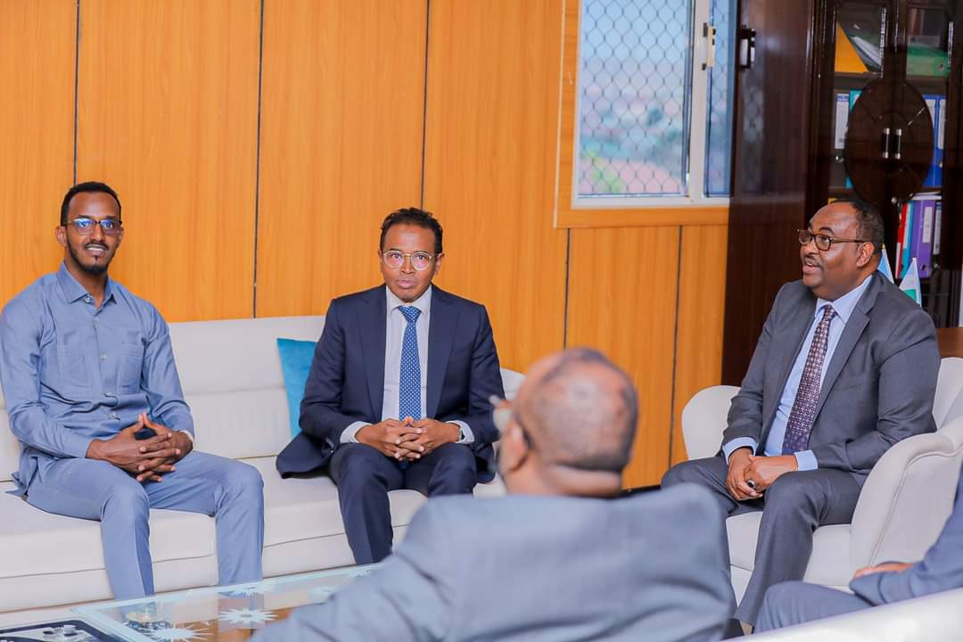 Madaxweynaha  #Puntland Mudane <a href="/HESaidADeni/">H.E Said Abdullahi Deni</a>, ayaa  kormeeray  Wasaaradda Deegaanka &amp;  Isbedelka Cimilada ee  Puntland, halkaasi oo uu kusoo dhoweeyay Wasiirka Deegaanka <a href="/FaroleJr/">Mohamed Farole</a> oo uu weheliyo Wasiir Ku-xigeenka Wasaaradda Ayuub Cali, Agaasinka Guud &amp;  Shaqaalaha Wasaaradda.