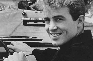 espofootball's tweet photo. Mar26,2004 #JanBerry (William Jan Berry) dies at 62; struggled with health issues every since his 1966 car crash. Singer Jan And Dean known for their surfer songs such as 1963 US #1 Surf City, +13 US Top40s https://t.co/RqARvl2kpq