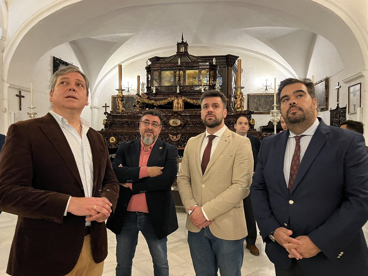 PPdeSevilla's tweet photo. Ha sido un privilegio compartir este #MartesSanto junto a los @Aceituneros_jov y la @VeraCruz_Utrera .

Nuestros mejores deseos para todos sus hermanos. 

#SSanta2024 https://t.co/HfM2wTHcuR