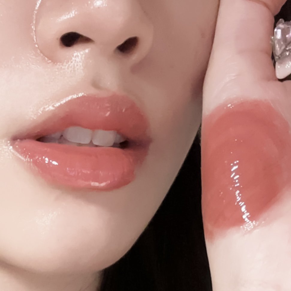 morpormorpaeng's tweet photo. ถ้าสีลิปเชียร์ dasique สี 03 สีตรงเรฟมากกกกก วันไหนหน้าสดคือหยิบมาทาแทบทุกครั้ง สีแบบชานมๆ ติดชมพู ทาละเหมือนสีปากจริงเลย เป็นอีกตัวที่ไม่แต่งหน้าก็รอด สวยจบ โทน mlbb ที่ถูกต้องมาก https://t.co/5Wbh0eBeik