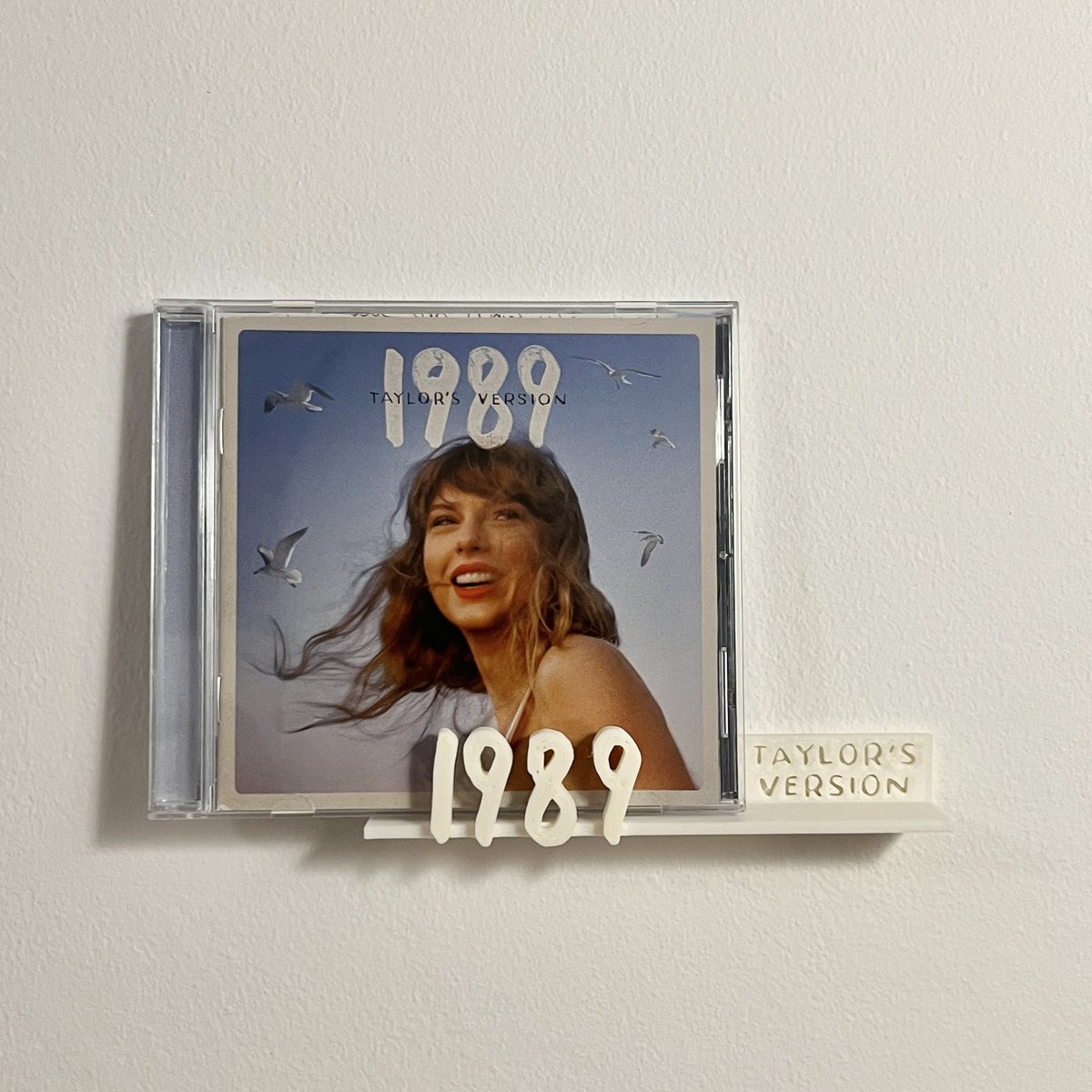 ¿Te gustaría tener tu pared decorada con tus discos favoritos? ¿Qué tal una edición especial de #TTPD? Da RT y difunde si quieres ver más modelos como este para tu disco o vinilo 🩷