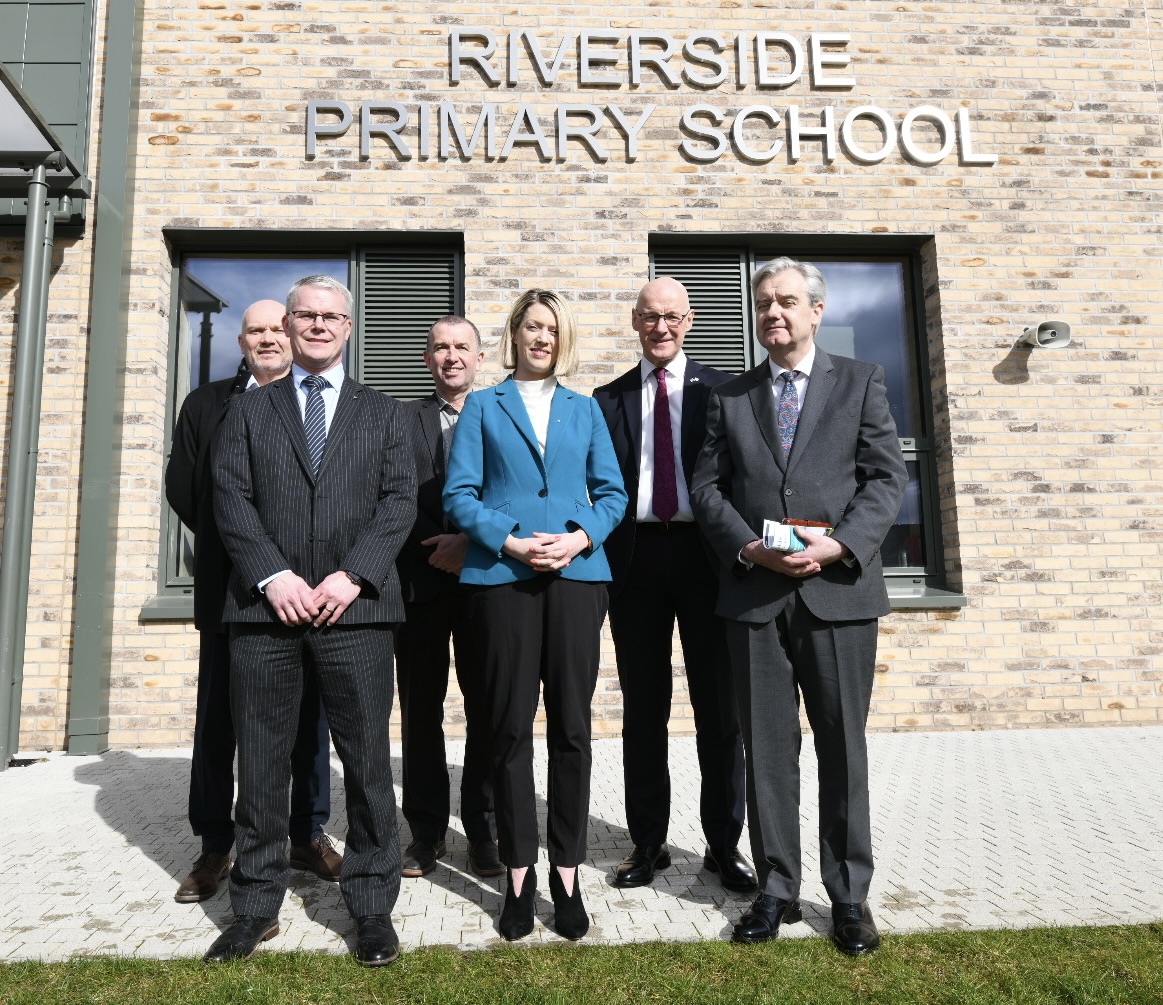 An excellent morning celebrating the formal opening of Scotland's first Passivhaus school - Riverside Primary school in Perth, by @JennyGilruth and @JohnSwinney @PerthandKinross @ArchitypeUK @RobertsonGroup shorturl.at/hJLP5