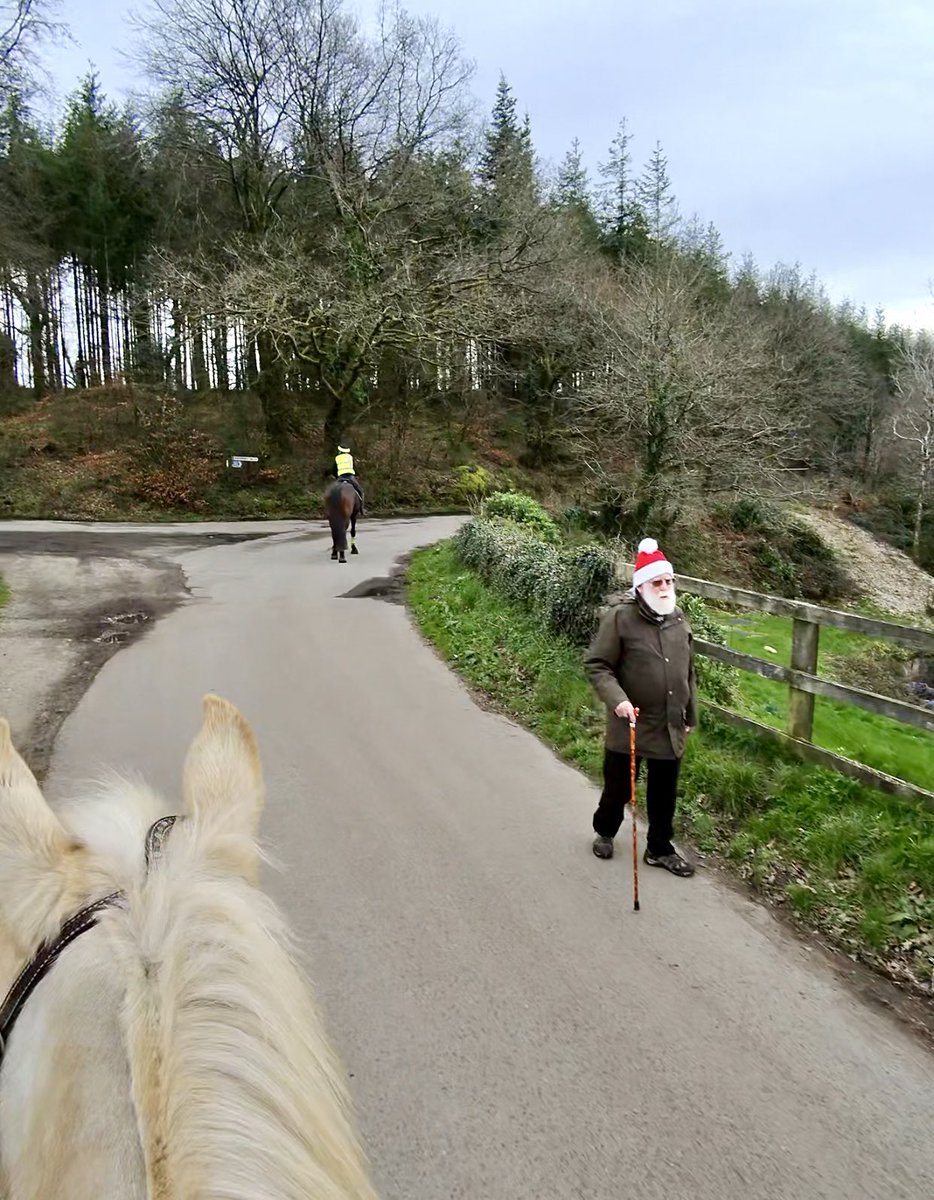 Durante el paseo del domingo nos encontramos con Papá Noel, que se ve que ha venido a pasar la Semana Santa a #Devon. 🤭❤️🎅🏻