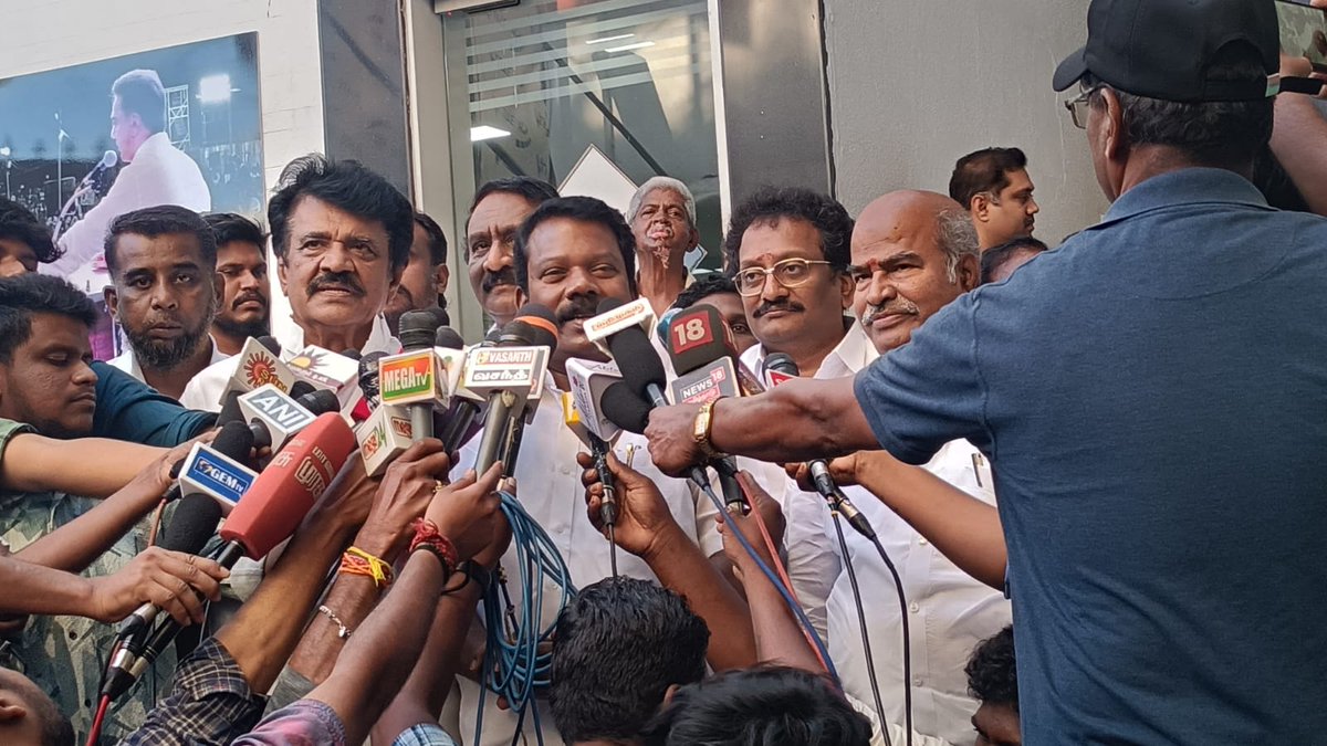 INCTamilNadu's tweet photo. மக்கள் நீதி மையம் தலைவர் திரு @ikamalhaasan  அவர்களை தமிழ்நாடு காங்கிரஸ் கமிட்டி தலைவர் திரு @SPK_TNCC  எம்.எல்.ஏ., மற்றும் நிர்வாகிகள் இன்று சென்னை, ஆழ்வார் பேட்டையில் உள்ள மக்கள் நீதி மையம் அலுவலகத்தில் மரியாதை நிமித்தமாக சந்தித்தார்கள். https://t.co/dsfx6I0Txs