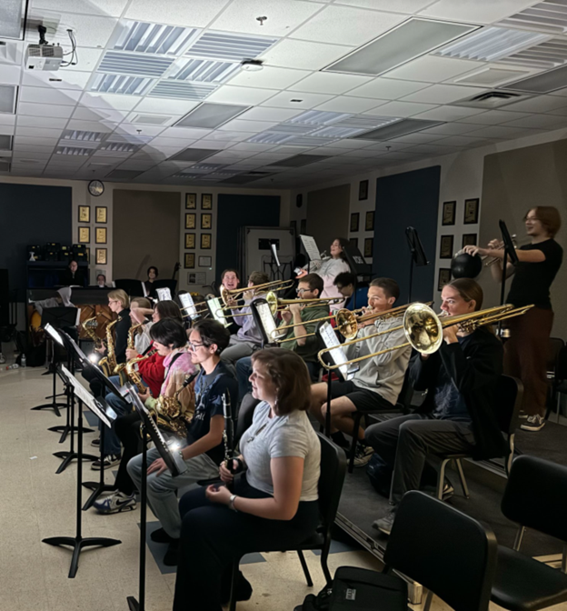 NAfME's tweet photo. A power outage can’t stop the jazz students at Whiteland HS (Indiana) Using cell phone flashlights to keep the music in our schools going! (Submitted by Peter Sampson, band director and NAfME Council for Jazz Education North Central Division Representative) #MIOSM #MusicIsMe https://t.co/OkWLKZJ2Su