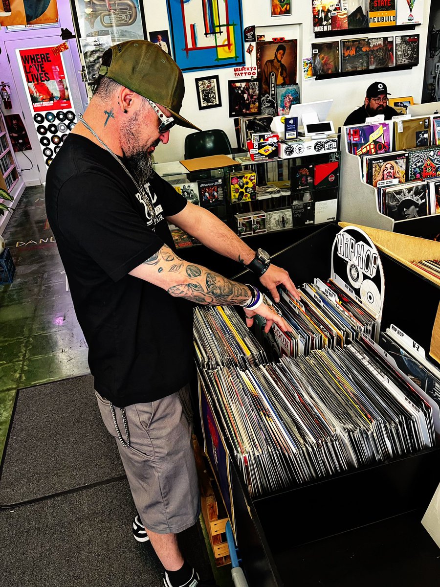 IkabodKrayne13's tweet photo. Doin a little vinyl shopping with the guys. https://t.co/7b5MTXzeds