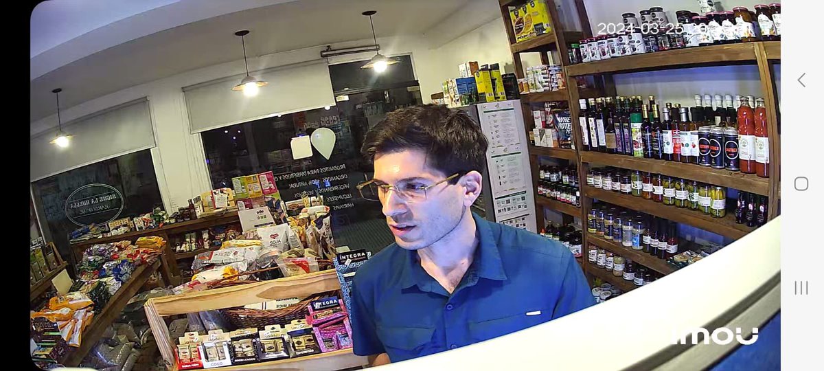 Aca chicas....tuve un momento de mierda anoche...
Entró un chabon a ultima hora..yo estaba en el local acomodando cosas y se me habia hecho medio tarde... 
Entró a comprar...empezó a pedirme. .y despues empezó a mirar boludeces..me hablaba tb boludeces y yo no le presté atención