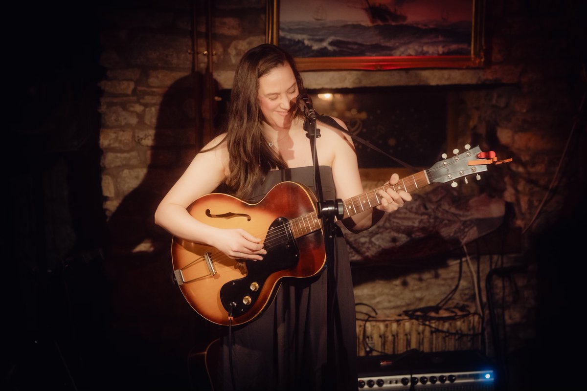 A rare live cover version of ‘Both Sides Now’ by Joni Mitchell. Performed at the gorgeously intimate Night River presents gig @ HydeAway Frome earlier this month! 🤍 youtu.be/8Y3R1ggNPVU?si…