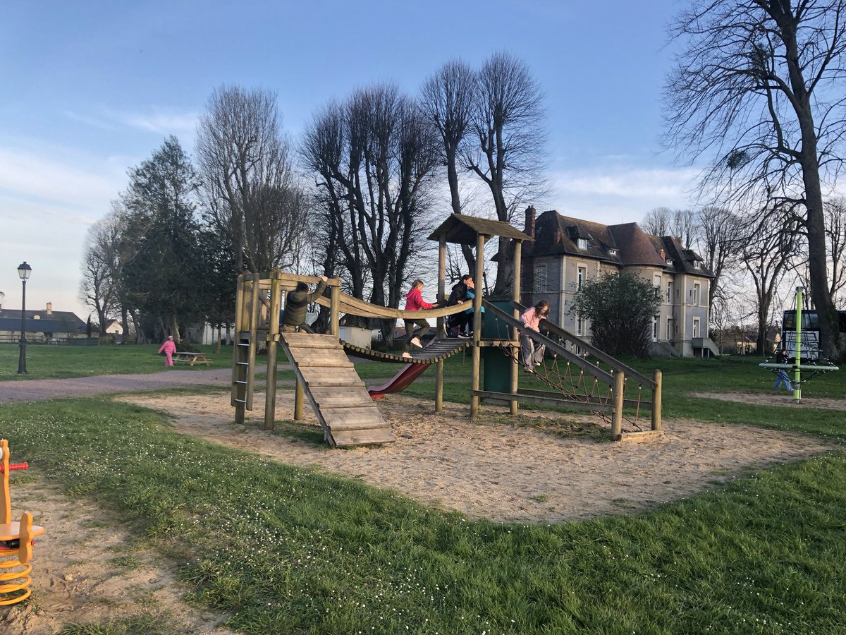Nous sommes partis le 19 mars à 
7 h de Guipavas 4 jours en voyage scolaire en Normandie. Le centre d’hébergement était très beau, faisant penser au château de la Star Académy !  Luna
