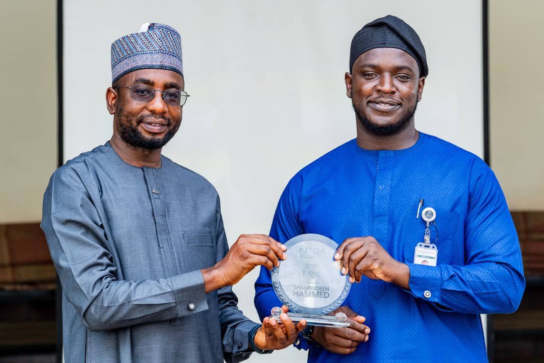 As part of activities during the General Staff meeting, the DG-NITDA, Kashifu Inuwa CCIE, presented an award to Mr Shamsudeen Hammed, who emerged winner of the Employee of the Quarter (EOQ).
