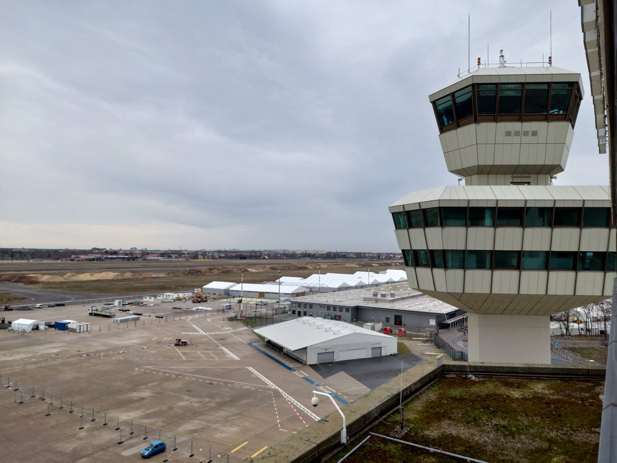 Der Berliner Senat hat heute beschlossen: Das Ukraine Ankunftszentrum in Tegel (UA TXL) wird bis zum 31.12.2025 genutzt und um 1.000 Plätze erweitert. Die sechs neue Leichtbauhallen sollen bis kommenden Sommer auf einem landeseigenen Grundstück am Kurt-Schumacher-Damm entstehen.