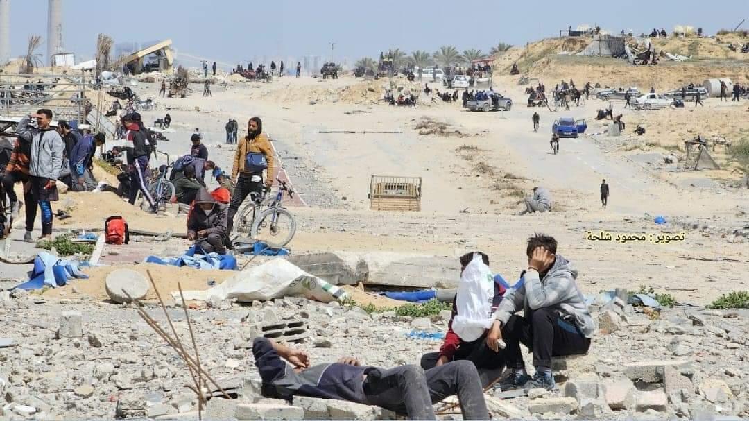 مجموعة من المواطنين في انتظار المساعدات الجوية أقصى شمال قطاع غزة