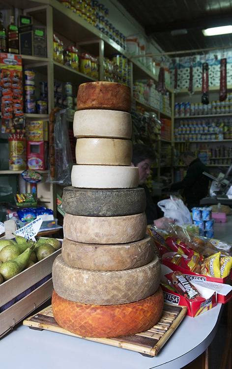 AytoTeror's tweet photo. La tienda de aceite y vinagre conocida como "Pepito Falcón", famosa por sus sus ricos quesos🧀 y bocadillos 🥖 de chorizo de Teror, cierra 🗝el próximo domingo 31 de marzo #teror #tiendaPepitoFalcon #tiendasdeaceiteyvinagre #tradicones
🤓 ➕ en: https://t.co/je0HWe19rZ https://t.co/CBZcpDtINM