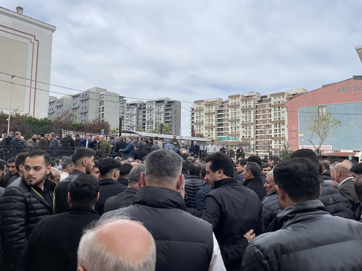 İnsan ne zaman hayata veda ederse , onun için en hayırlısının o zaman olduğunu düşünmek gerekir. Genç yaşta kalp krizi sonucu vefat eden Fatih Solmaz kardeşimizi son yolculuğuna uğurladık. Solmaz ailesine başsağlığı ve sabır diliyorum. Mekanı cennet olsun.