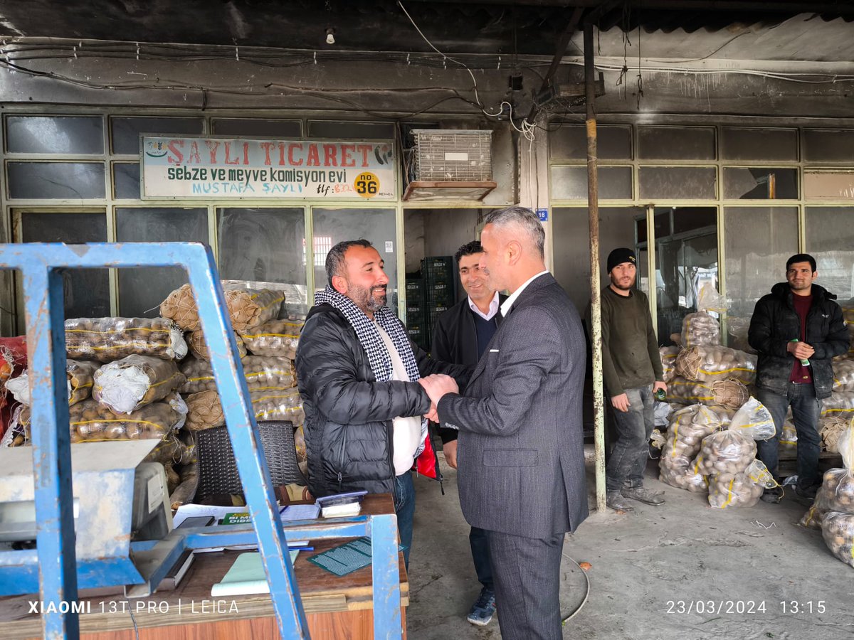 HudaParSuruc_'s tweet photo. Seçim çalışmaları kapsamında ziyaretlerimiz devam ediyoruz.
Bu kapsamda hal pazarı esnafımızı ziyaret ettik.
İlgi ve alakalarından dolayı teşekkür ederiz.
@Omerdurmaz_63 @YunusFidan063
 @EminOzaslan
#BuSeferHÜDAPAR
#BizimleOlur https://t.co/WOsWts6eBa