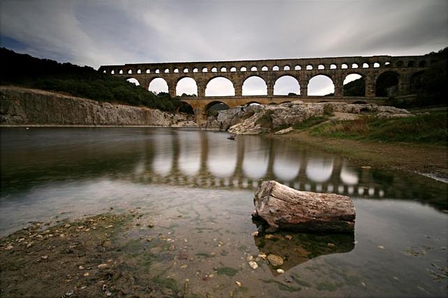#LeSaviezVous ❓
Le #PontduGard est le plus haut pont d'aqueduc romain préservé. L'#UNESCO l'a inscrit sur la liste des sites du #patrimoinemondial car il répond à 3 critères : 
c'est un chef-d'œuvre du génie créateur humain,👏 il fournit des preuves uniques de la civilisation