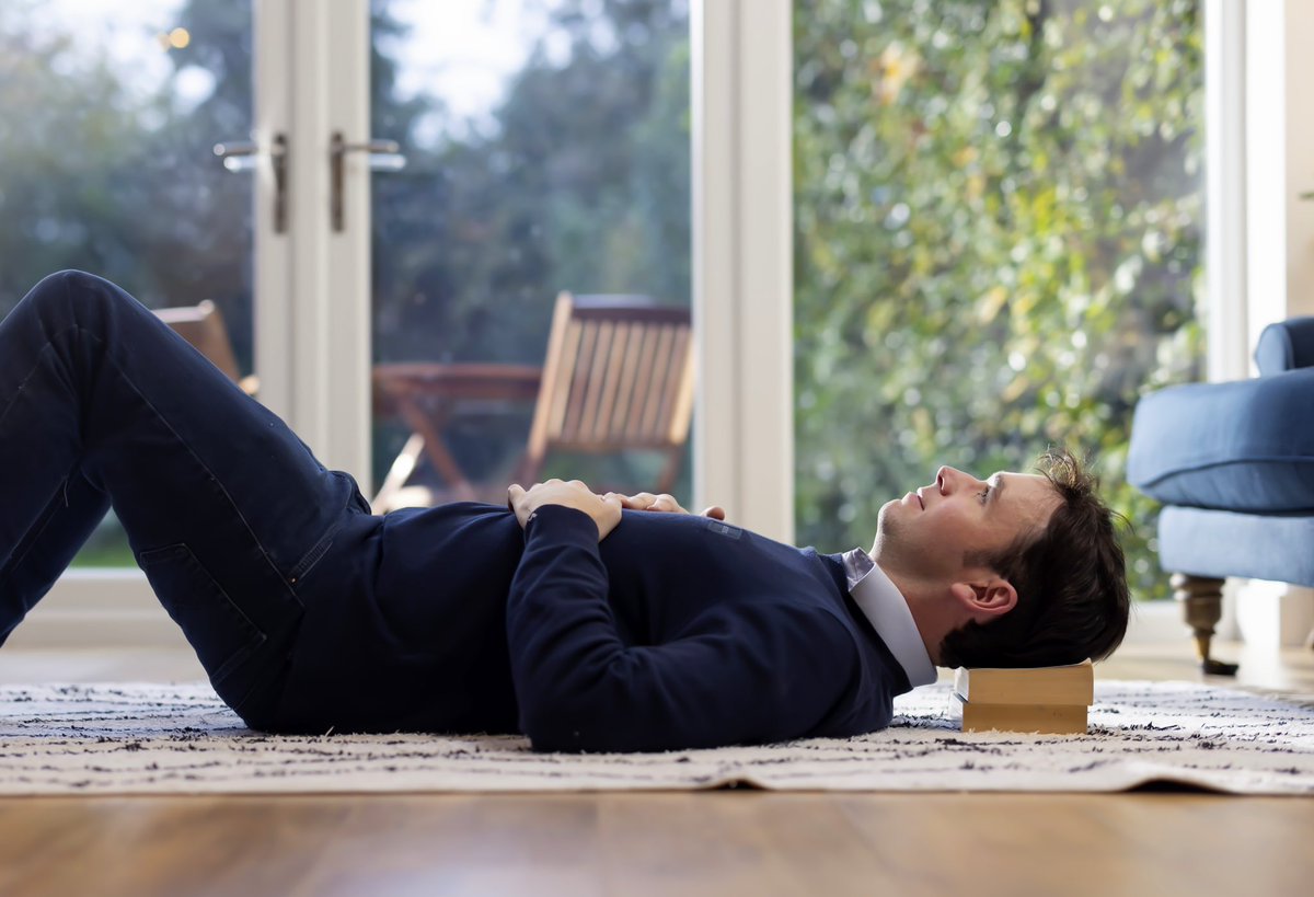 jamespowerfybb's tweet photo. My cat has been showing me how to do active rest. #alexandertechnique #knutsford #backpain @findyourback https://t.co/76uPNr3b9m