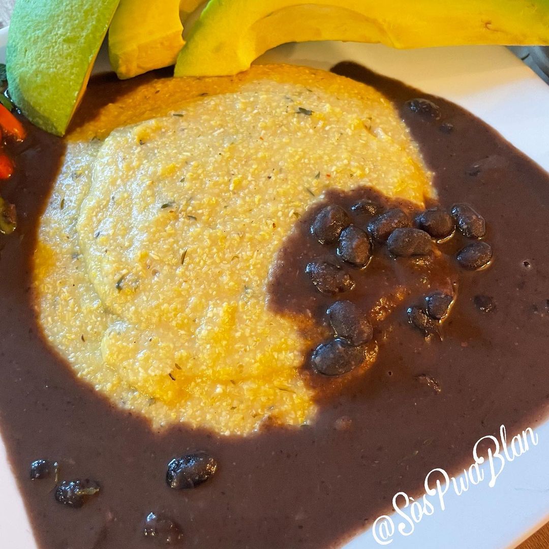 CiviqueEtmoral's tweet image. 12h:15PM ⏰ heure Haïti 🇭🇹
C'est l'heure du dîner mesdames et messieurs #haitianfood

#Mayi moulen, #SosPwa Nwa,#Zaboka 

La Cuisine haïtienne 🇭🇹
📸 Sospwablan