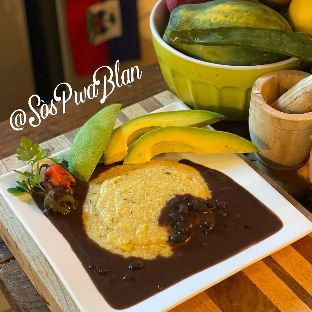 CiviqueEtmoral's tweet image. 12h:15PM ⏰ heure Haïti 🇭🇹
C'est l'heure du dîner mesdames et messieurs #haitianfood

#Mayi moulen, #SosPwa Nwa,#Zaboka 

La Cuisine haïtienne 🇭🇹
📸 Sospwablan