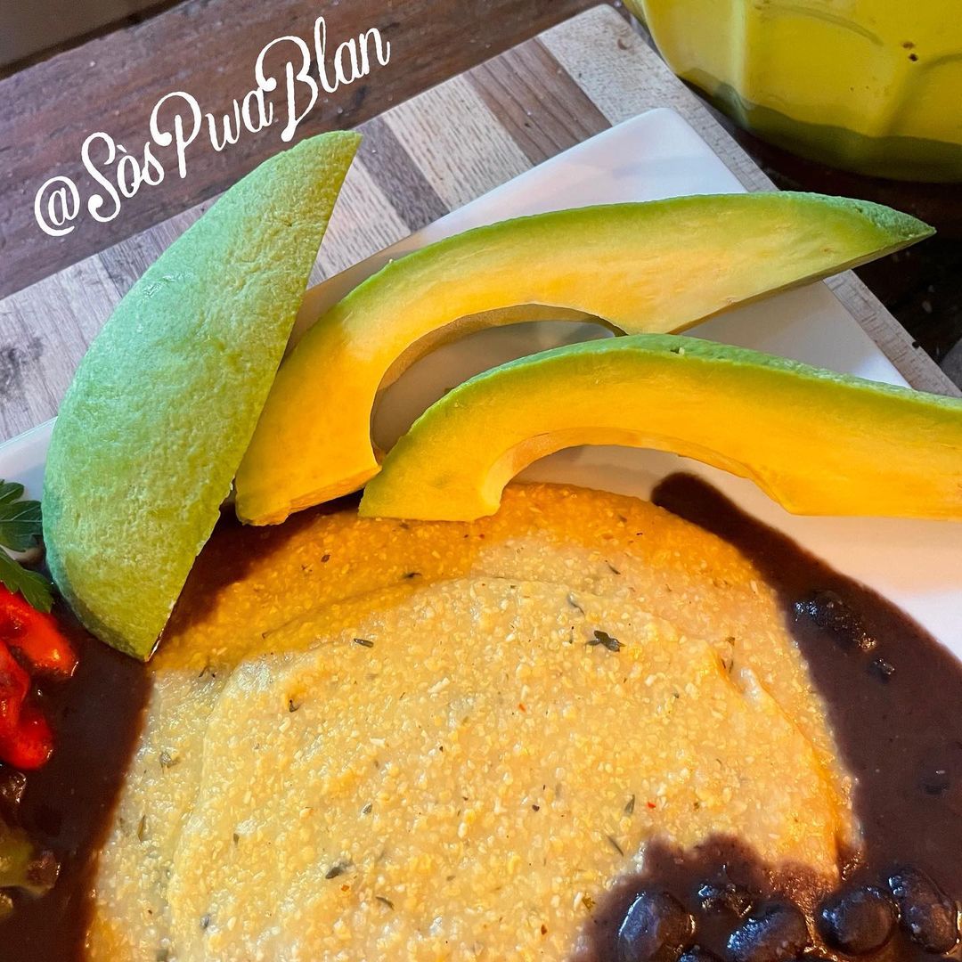 CiviqueEtmoral's tweet image. 12h:15PM ⏰ heure Haïti 🇭🇹
C'est l'heure du dîner mesdames et messieurs #haitianfood

#Mayi moulen, #SosPwa Nwa,#Zaboka 

La Cuisine haïtienne 🇭🇹
📸 Sospwablan