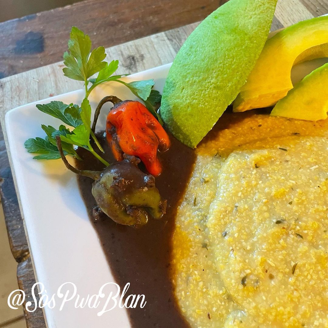 CiviqueEtmoral's tweet image. 12h:15PM ⏰ heure Haïti 🇭🇹
C'est l'heure du dîner mesdames et messieurs #haitianfood

#Mayi moulen, #SosPwa Nwa,#Zaboka 

La Cuisine haïtienne 🇭🇹
📸 Sospwablan